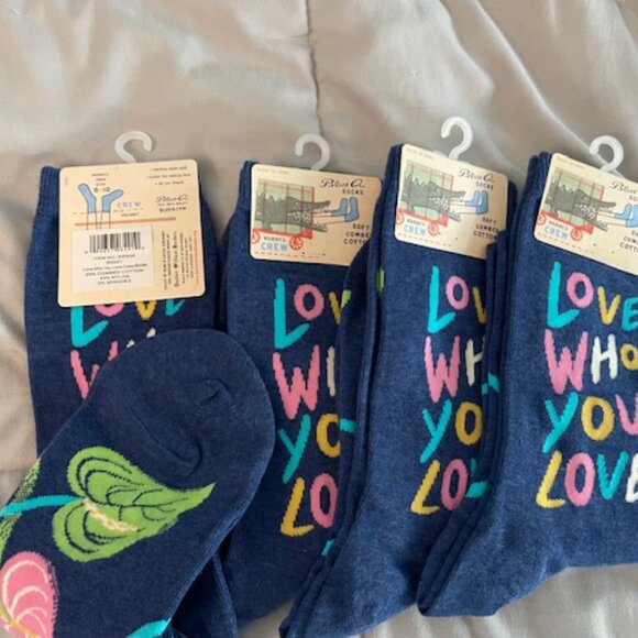 Love who you Love socks Blue Q bundle of 4 pairs Women’s Crew NWT NEW GIFT IDEAS - Picture 8 of 9